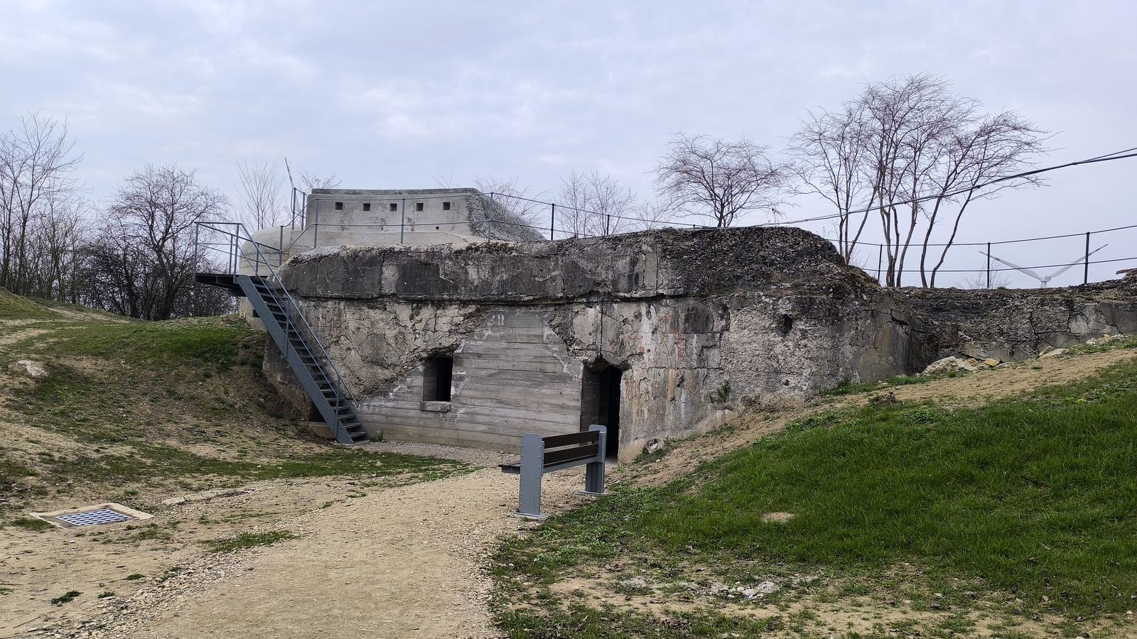 Betonépítmények és földsáncok a XI. Duńkowiczki erődben