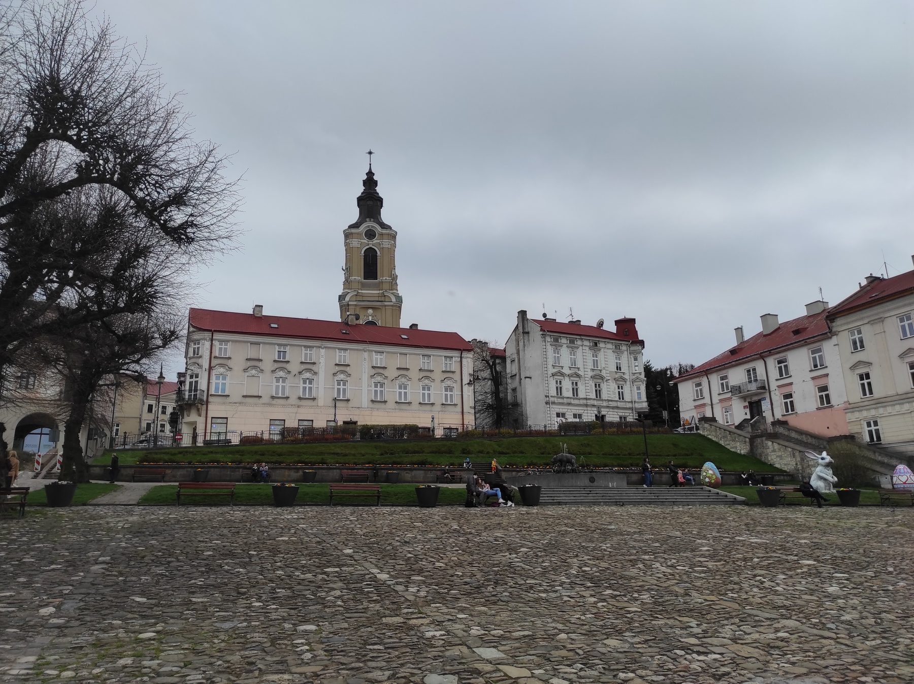 Przemyśl főtere a templomtoronnyal
