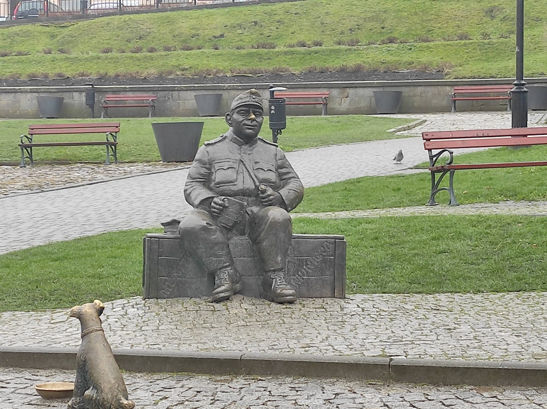Ülő bronzszobor a főtéren